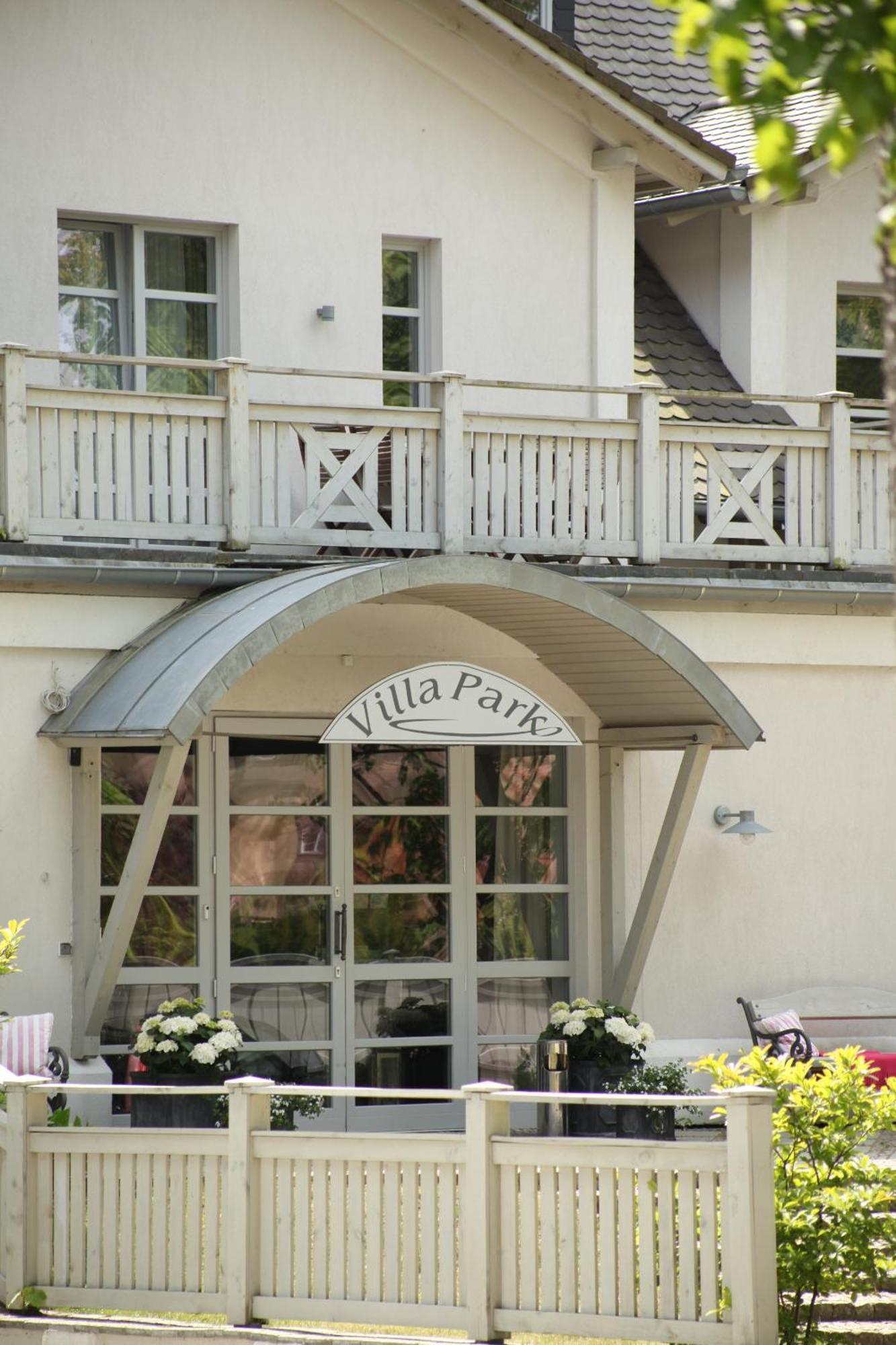 Villa Park Wiselka Spa & Wellness Buitenkant foto